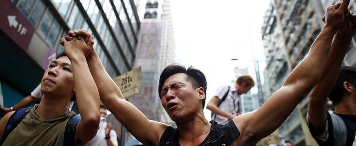 Hong Kong, scontri tra studenti e filo-cinesi: 19 arresti, tra di loro anche affiliati alle triadi