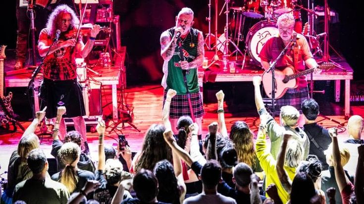 Massimo Ghiacci dei Modena City Ramblers: “Bella ciao, cantiamola ora più che mai. Vale l’originale”