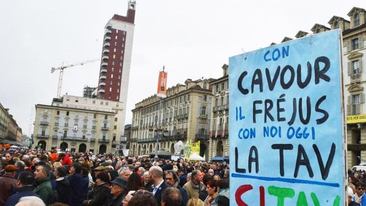 Nella nuova piazza Sì Tav alla conta dei partiti: “L’opera non si discute”