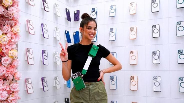 Pisa in delirio: New Martina apre uno store. Sui social è l’icona delle cover dei telefonini