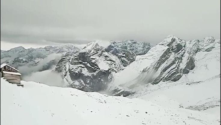 Alto Adige, dopo il caldo record torna la neve in alta quota: imbiancato il Passo dello Stelvio
