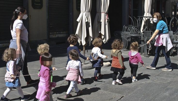 La pandemia accentua le disparità tra genitori: le neo-madri hanno perso il lavoro il doppio dei padri