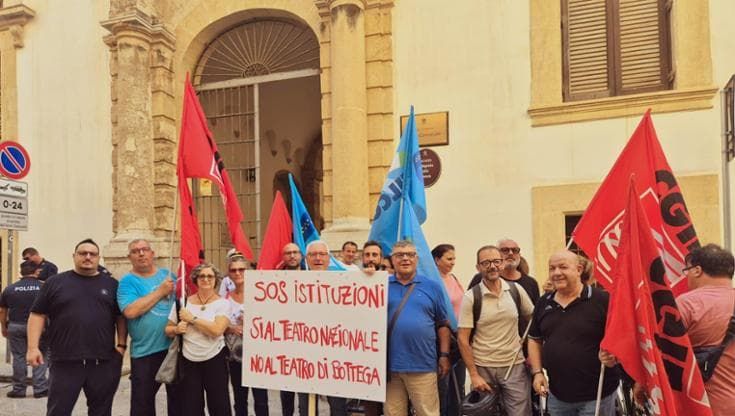 Scambio di accuse tra i lavoratori e il Teatro Biondo: “Calunnie”, “Benzina sul fuoco”