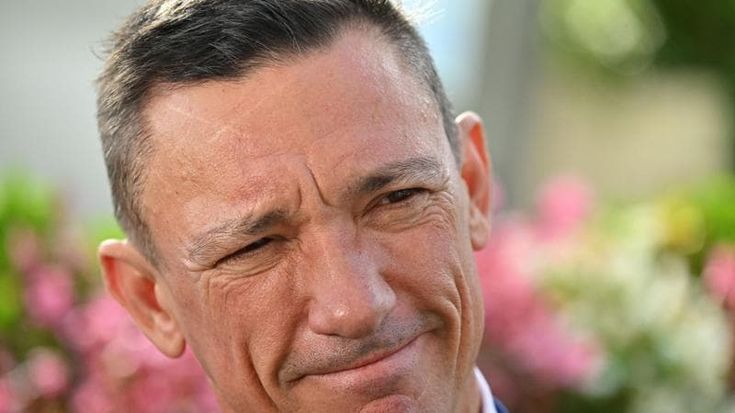 Frankie Dettori, grave incidente stradale per il fantino: “Ha diverse costole rotte”