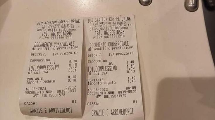 Ostia, ordina cappuccino senza schiuma e le chiedono 10 centesimi in più. Il barista: “Ho usato più latte”