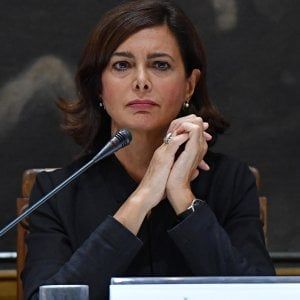 "Capra", "maestrina" e "bambola gonfiabile": tre anni di insulti a Boldrini, nel mirino di Lega, M5s e giornali di destra