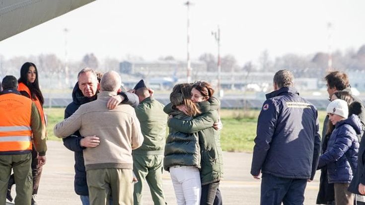 Crans-Montana, abbracci e lacrime l’ultimo viaggio dei ragazzi italiani