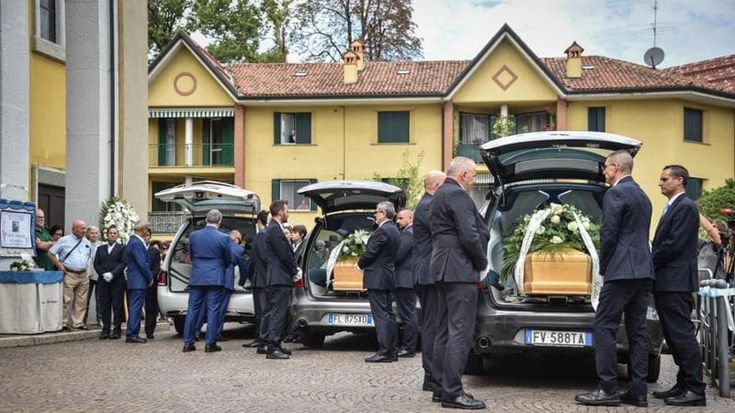 Strage di Paderno Dugnano, chiesa gremita per i funerali. Un uomo tenta di parlare dal pulpito: bloccato