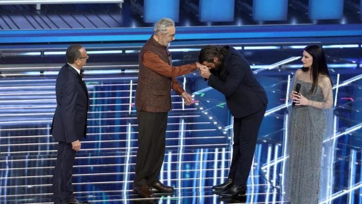 Kabir Bedi e Can Yaman, i due Sandokan sul palco di Sanremo