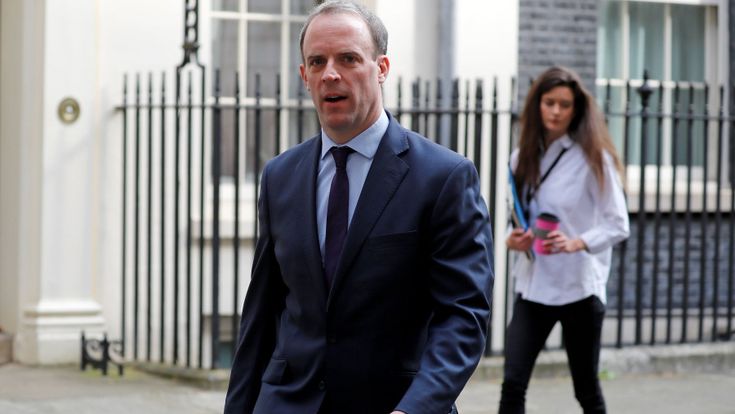 La nemesi di Raab, il “premier dimezzato” catapultato al comando