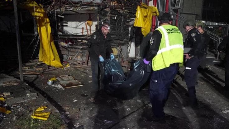 Kharkiv, bombe sui civili. La testimone: "Orrore. E Trump aveva detto che non ci avrebbero colpito"