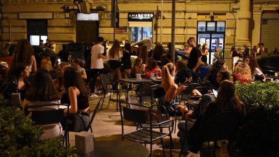 Bari, stop ai tavolini esterni per i locali in largo Adua: "I camerieri non devono attraversare la strada"