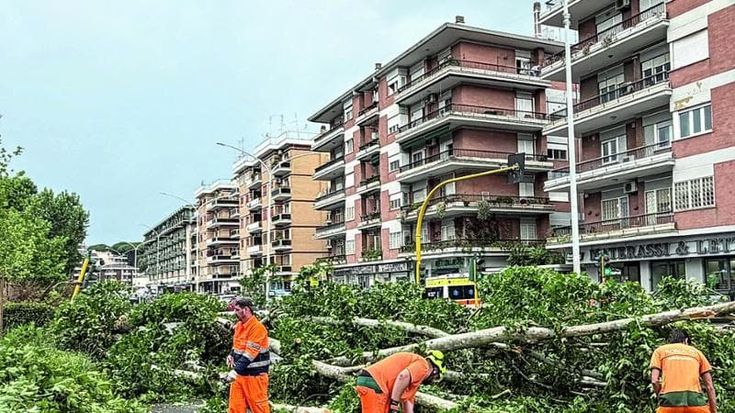 Tromba d’aria a Roma, il fisico del Cnr: “Fenomeni sempre più violenti, serve allerta sui cellulari”