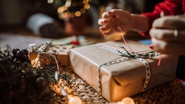 Shopping natalizio, lo sdoganamento del regalo di seconda mano