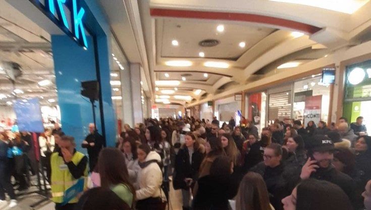 "Così saltiamo la fila a Primark": sui social spopolano le 'imprese' dei furbetti dello shopping: dalla finta gravidanza al parente disabile
