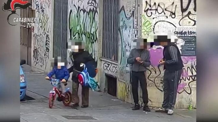 Spacciavano davanti a mamme e bambini all’ombra della Mole: cinque arrestati dai carabinieri