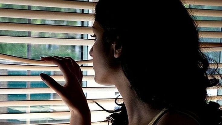 Stalking razzista alla vicina e al figlio, condanne inutili: le minacce sono riprese