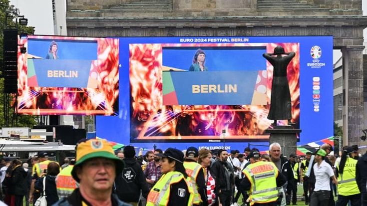 Allarme terrorismo agli Europei: evacuata una fan zone alla Porta di Brandeburgo, un arresto