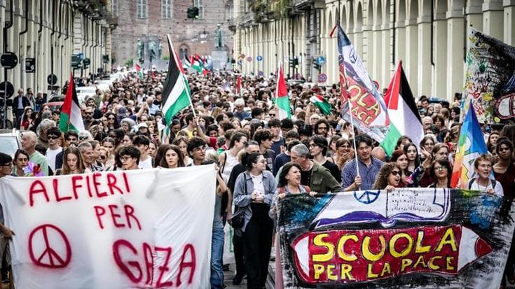 Torino, in migliaia al corteo degli studenti per Gaza