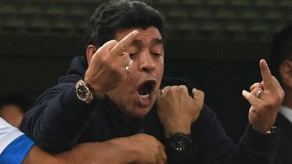 Maradona show in tribuna: prima il malore, poi il dito medio