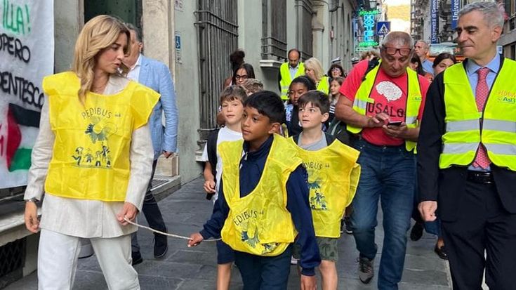 Settimana europea della mobilità, la sindaca Salis “guida” il pedibus con i bambini di Genova