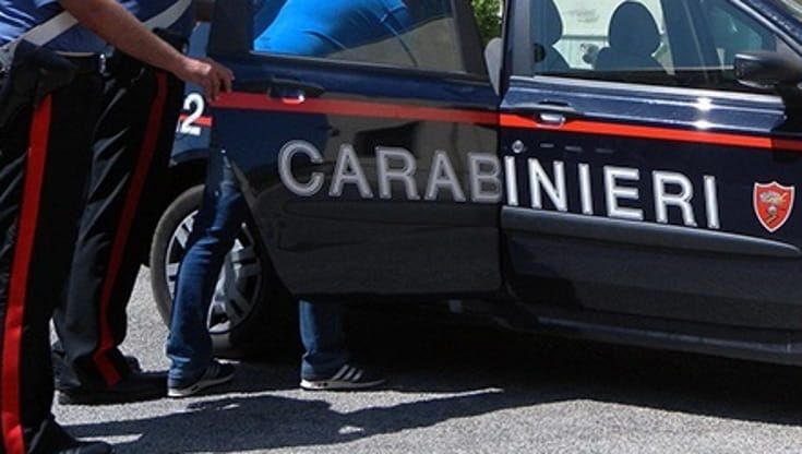 Costringe il padre a vendere preziosa collezione di monete per pagare i debiti di droga: arrestato