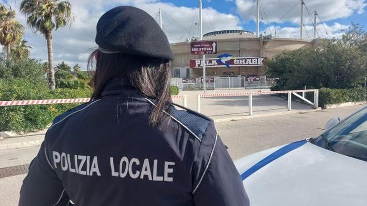 Escluso il Trapani basket, il sindaco fa presidiare il palasport: teme si portino via i canestri