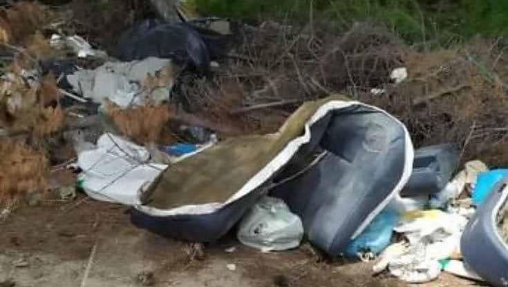 Mobili abbandonati in via Lanza di Scalea, rischi per pedoni e automobilisti