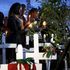 Kenya, la veglia notturna nel parco di Nairobi: candele, croci e rose