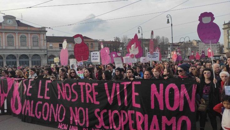 Torino, il corteo transfemminista di "Non una di meno" contro la violenza di genere