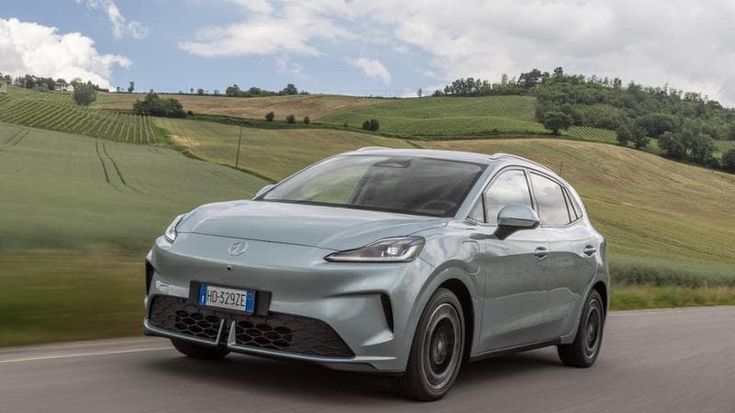 MG4 si aggiorna e raddoppia, affiancando alla EV la versione Urban da 19.490 euro. La prova