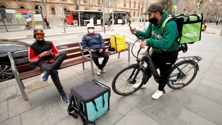 Rider, le piattaforme di Food Delivery ricorrono contro l'Ispettorato del Lavoro: "Rispettata la normativa"