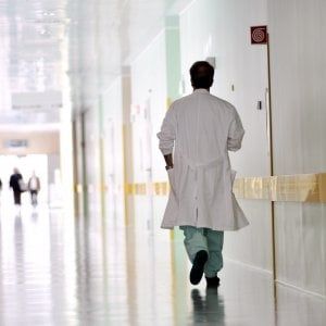 A casa in orario di lavoro: denunciati venti tra medici e infermieri