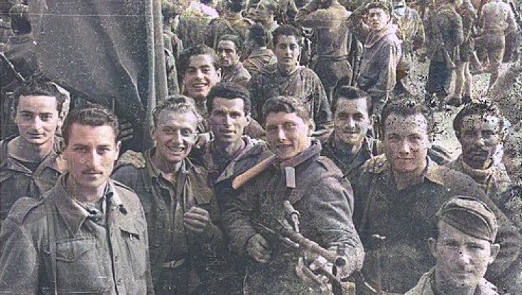 La Grande bellezza del 25 Aprile: sulla facciata del Comune la Resistenza raccontata con le immagini