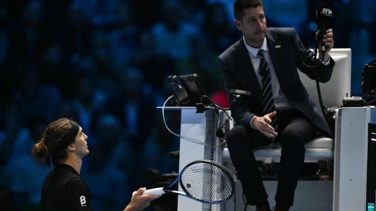 Atp Finals, Zverev innervosito dal led pubblicitario che lampeggia. A sistemarlo ci pensa Sinner