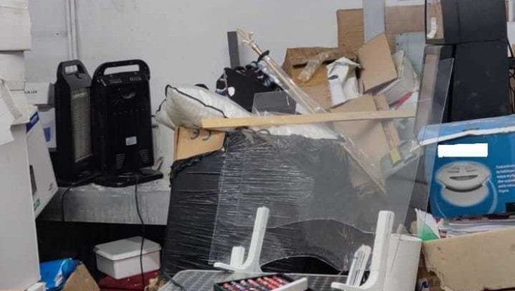 Manicure da incubo nel centro estetico cinese, gli agenti chiudono il locale per carenze igieniche