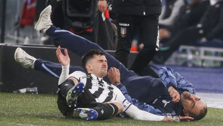 Scontro con Pussetto, Sarri a terra: volano gli occhiali del tecnico