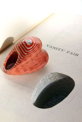 Nuova vita ai vecchi libri: le pagine diventano gioielli