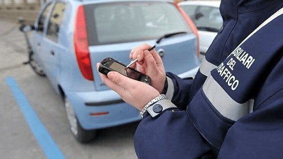 Bologna, furiosa lite per il parcheggio: uomo minaccia coppia con il cric
