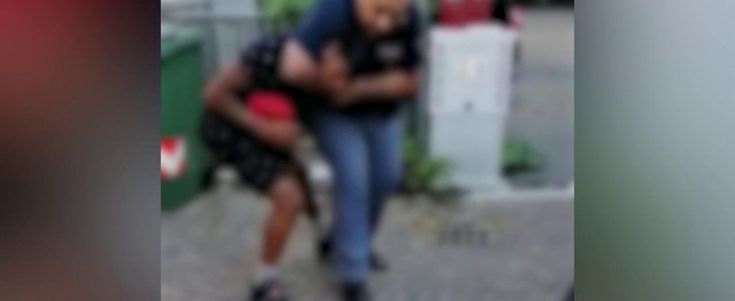Vicenza, poliziotto prende per il collo un ragazzo nero: il video diventa un caso