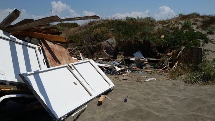 Ostia, la struttura in legno abbattuta resta sulla spiaggia