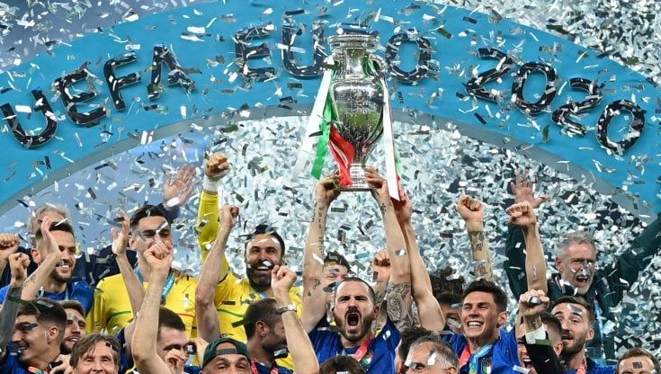 Europei 2020, umiliazione social per il tifoso Gb che si era tatuato la coppa sulla gamba: "Football is coming to Rome"
