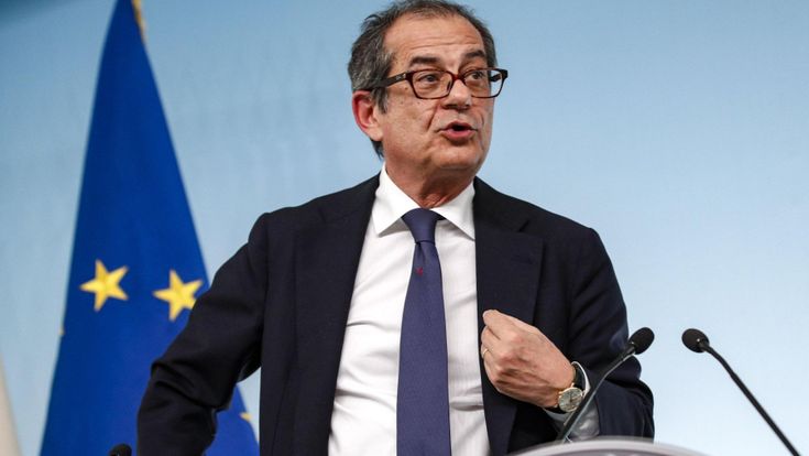 Alitalia, la rabbia del ministro Tria e il gelo del vicepremier: “Se non accetta vada via”