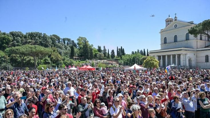 Roma, colpi di pistola ad aria compressa al corteo del 25 aprile al parco Schuster: due feriti