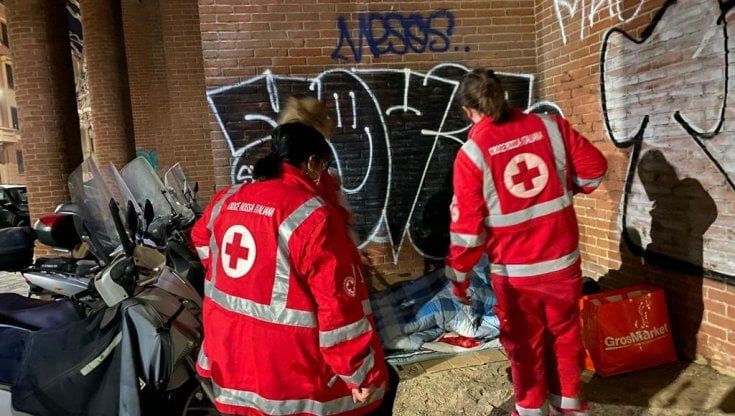 Viaggio nella notte dei senza casa: “Nei rifugi non vado, sto bene qui”