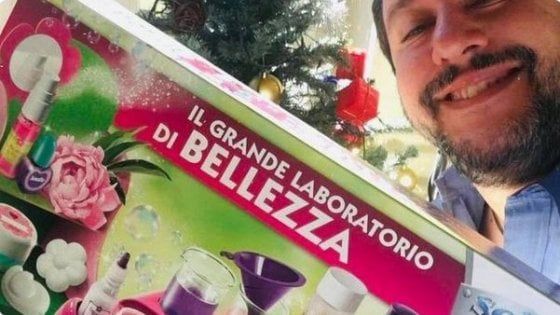 Lettere, balletti, pupazzi, regali. L'impegnativo Natale dei politici sui social