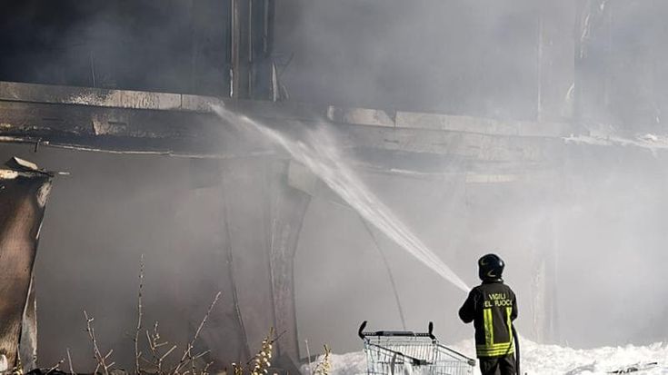 Tor Sapienza, incendio in edificio occupato in via Tallone. Si lancia per sfuggire al rogo: è grave