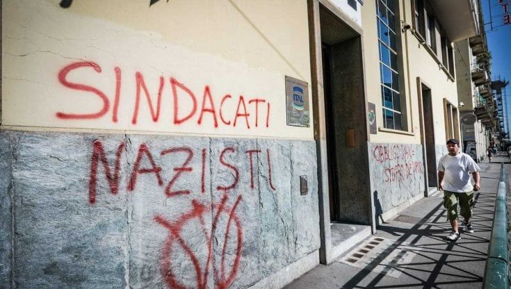 Imbrattate le sedi di Cigl  e Uil di Torino:  "Sindacati nazisti"