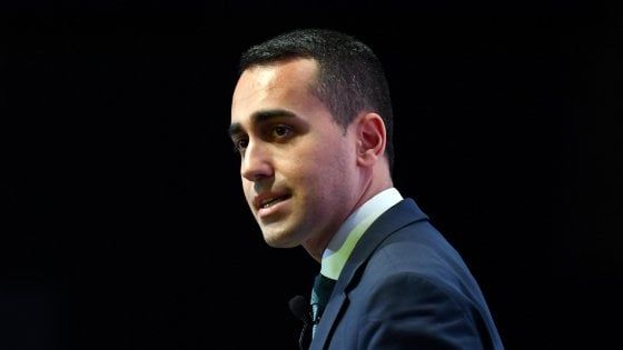 Ditta del padre di Di Maio, i senatori Pd: "Vicepremier venga a riferire in Parlamento". Tiziano Renzi: non accostatemi a lui