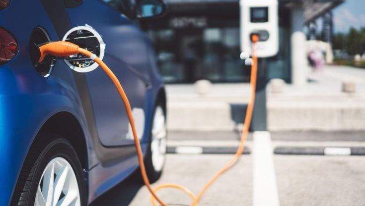 La Norvegia guida la corsa all'auto elettrica in Europa, Italia ancora indietro